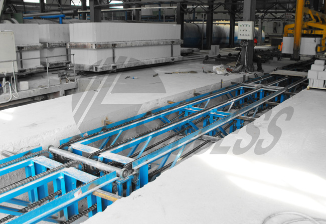Conveying line for wooden pallets